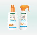 Dwie butelki filtra Garnier Ambre Solaire Kids – z pompką i sprayem – na jasnym tle