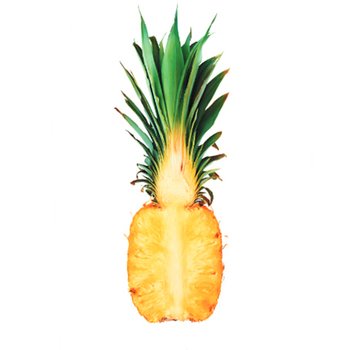 Ananas przekrojony wzdłuż, odsłaniający żółty miąższ i włóknisty rdzeń, na białym tle