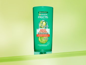 Zielona odżywka Garnier Fructis Grow Strong, na gradiencie zielono-limonkowym