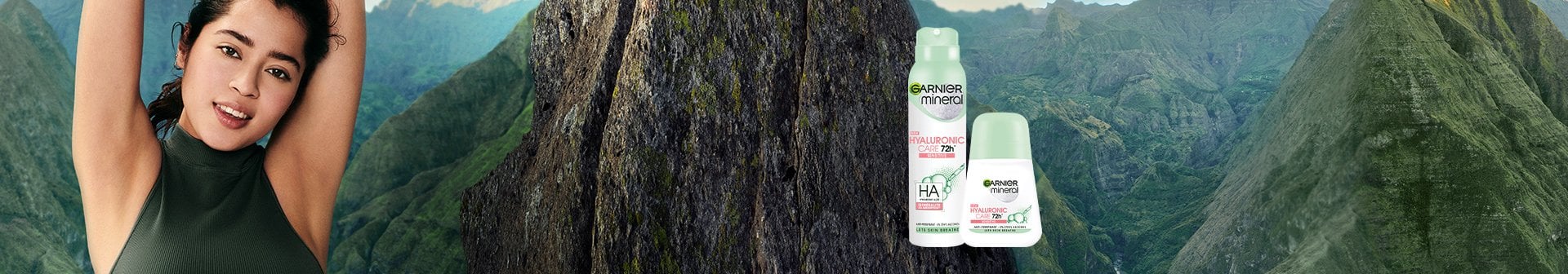 Uśmiechnięta kobieta z uniesionymi rękami obok dezodorantów Garnier Mineral, na ciemnym tle