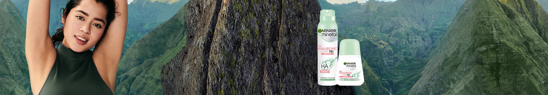 Uśmiechnięta kobieta z uniesionymi rękami obok dezodorantów Garnier Mineral w sprayu i kulce