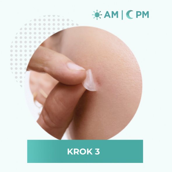 Dłoń przykłada przezroczysty plaster na niedoskonałość, napis „AM | PM, Krok 3”
