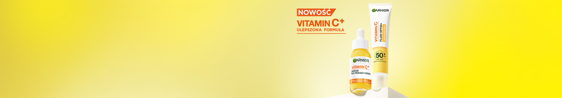 Serum Garnier Vitamin C+ i fluid SPF50+ na białym podeście, na żółtym tle