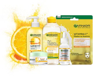 Pięć produktów Garnier Skin Naturals Vitamin C z plasterkami pomarańczy, na białym tle