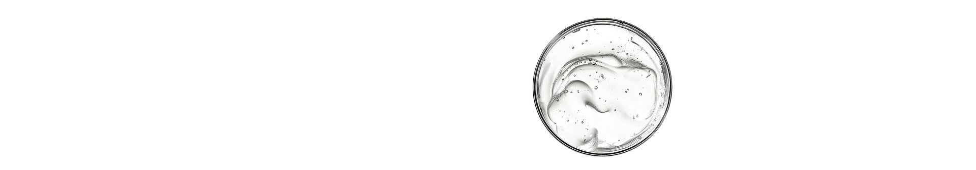 Okrągłe naczynko z gęstym, przezroczystym żelem z pęcherzykami powietrza, na białym tle
