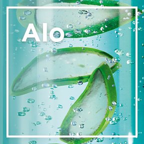 Plasterki aloesu unoszące się w przezroczystym, bąbelkującym płynie, napis „Aloe”, na niebieskim tle