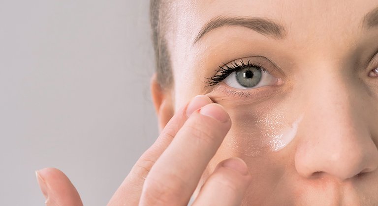 kobieta pielęgnująca skórę pod oczami