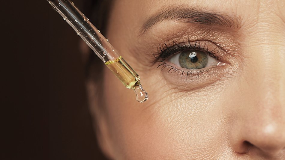 nakładanie serum na twarz