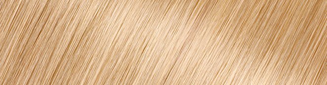 Masa jasnoblond włosów spływająca ukośnie w prawo, wypełniająca kadr teksturą