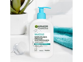 Nawilżająca emulsja oczyszczająca z niacynamidem, kwasem salicylowym, glinką i ceramidami
