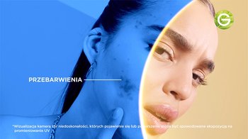 Twarz kobiety w podziale: lewa połowa z ciemnymi plamami w świetle UV, prawa normalna, na żółto-niebieskim tle