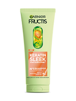 Jasnozielona butelka szamponu Garnier Fructis Keratin Sleek, na gradientowym tle