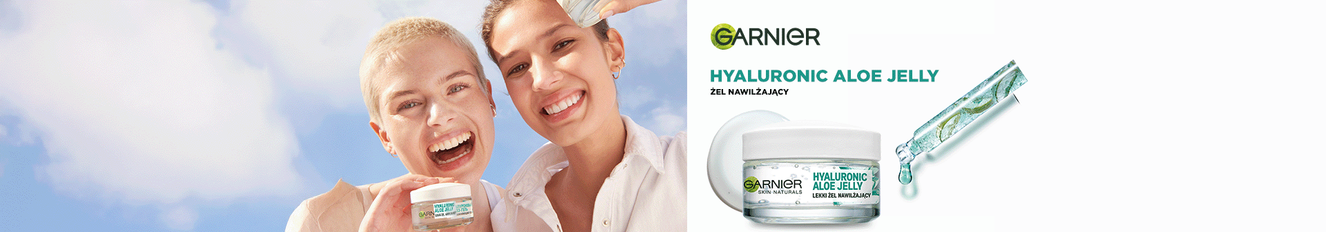 Dwie uśmiechnięte kobiety, jedna trzyma słoik Garnier Hyaluronic Aloe Jelly, na tle błękitnego nieba