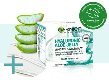 Dłonie trzymają szklany słoik żelu Garnier Hyaluronic Aloe Jelly, palce nabierają produkt
