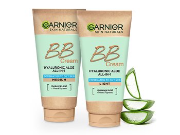 Dwie tubki Garnier BB Cream (Medium i Light) obok trzech plasterków aloesu, na białym tle