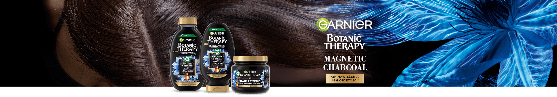 Trzy czarno-złote produkty Garnier Botanic Therapy przed ciemnymi włosami i niebieskim kwiatowym wzorem