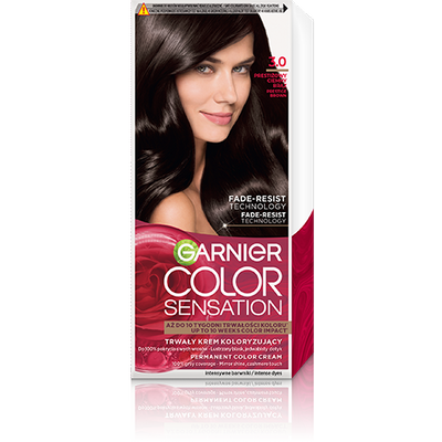 Opakowanie farby Garnier Color Sensation 3.0 Prestiżowy Brąz z uśmiechniętą modelką, na białym tle