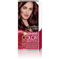 Opakowanie farby Garnier Color Sensation z uśmiechniętą modelką o ciemnoczerwonych, falowanych włosach