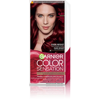 Opakowanie farby Garnier Color Sensation z modelką o ciemnoczerwonych włosach, na czerwonym tle
