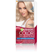Opakowanie farby Garnier Color Sensation 111 Srebrzysty Ultra Blond z uśmiechniętą blond modelką