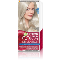 Opakowanie farby Garnier Color Sensation S9 z modelką o srebrzysto-popielatych blond włosach