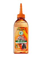 Pomarańczowo-bursztynowa butelka Garnier Fructis z wąskim pomarańczowym dziubkiem, na białym tle