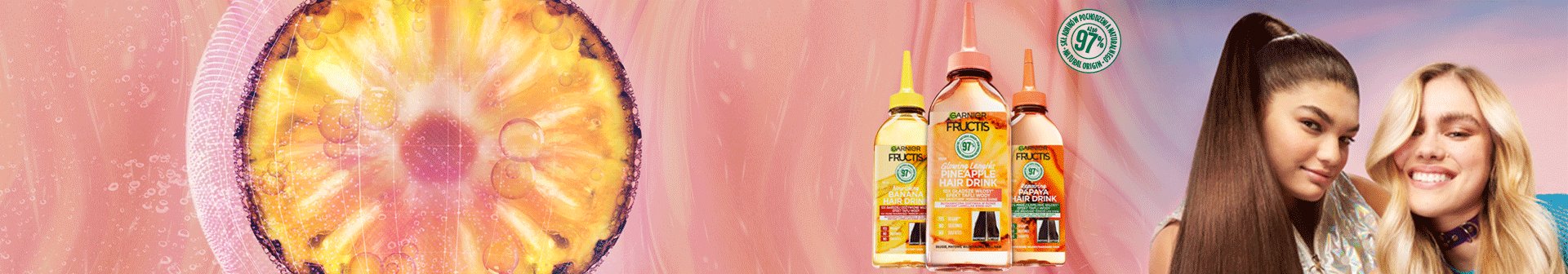 Bąbelkujący plaster ananasa, trzy butelki Garnier Fructis Hair Drink i dwie kobiety, na różowo-niebieskim tle