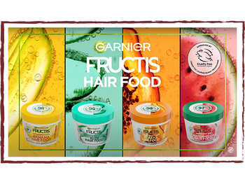Cztery kolorowe słoiki Garnier Fructis Hair Food na podzielonych, owocowych tłach z bąbelkami