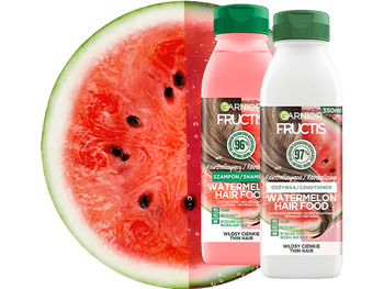 Duży, soczysty plaster arbuza z pestkami obok dwóch produktów Garnier Fructis Watermelon Hair Food