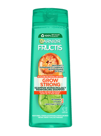 Turkusowa butelka szamponu Garnier Fructis z plasterkiem czerwonej pomarańczy, na białym tle