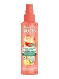 Łososiowo-różowa butelka ze sprayem Garnier Fructis Goodbye Damage Keratin, na białym tle