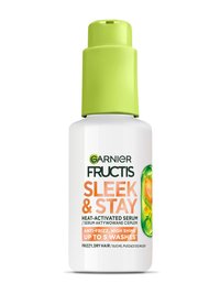 Termoochronne serum Garnier Fructis Sleek & Stay w białej butelce z jasnozieloną pompką, na białym tle