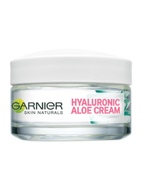 Szklany słoik kremu Garnier Skin Naturals Hyaluronic Aloe z białą pokrywką, na białym tle