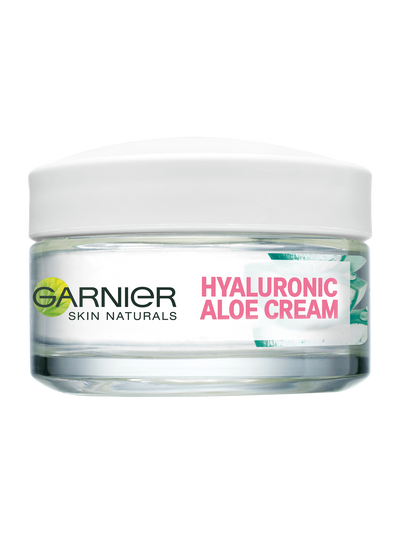Szklany słoik kremu Garnier Skin Naturals Hyaluronic Aloe z białą pokrywką, na białym tle