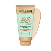 Tubka Garnier Skin Naturals BB Cream obok próbki jasnego kremu, na białym tle