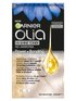 Opakowanie tonera Garnier Olia Hi-Shine z kroplą olejku na platynowych włosach, na czarnym tle