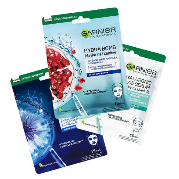 Trzy saszetki masek Garnier Skin Naturals ułożone ukośnie, nachodzące na siebie, na białym tle Trzy saszetki masek Garnier Skin Naturals ułożone ukośnie, nachodzące na siebie, na białym tle