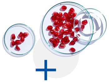Młoda blondynka przykłada do twarzy papierową brodę i wąsy, na białym tle