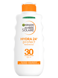 Biała butelka mleczka ochronnego Garnier Ambre Solaire z pomarańczowym kapslem, na białym tle