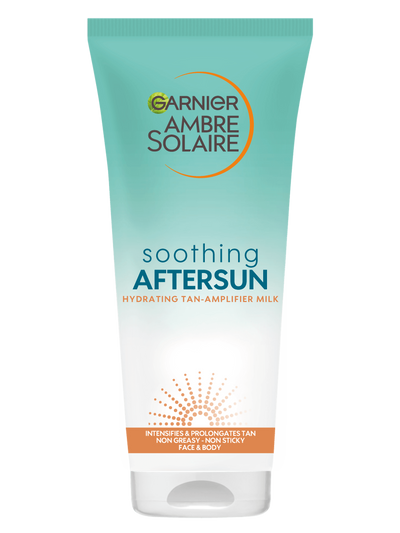 Turkusowo-biała tubka balsamu po opalaniu Garnier Ambre Solaire, na czarnym tle
