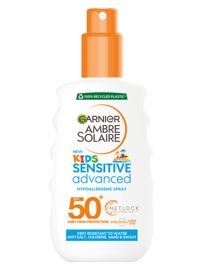 Biała butelka filtra w sprayu Garnier Ambre Solaire Kids Sensitive Advanced SPF 50+ z pomarańczowym kapslem