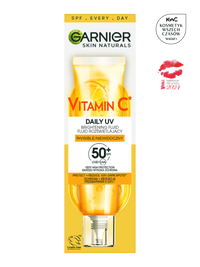Wysoka, smukła butelka Garnier Vitamin C Daily UV z plasterkami pomarańczy i opisem produktu
