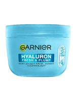 Jasnoniebieski słoik kremu Garnier Hyaluron Fresh & Plump z grafiką kapsułki, na czarnym tle