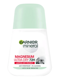 Biała butelka dezodorantu w kulce Garnier Mineral Magnesium Ultra Dry z jasnozielonym kapslem, na białym tle