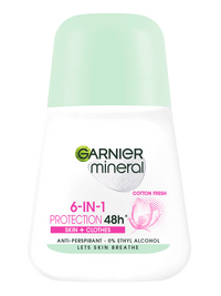 Biała butelka dezodorantu w kulce Garnier Mineral Protection 6 z etykietą, na białym tle