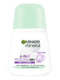 Biało-jasnozielona butelka dezodorantu w kulce Garnier Mineral PureActive, na białym tle