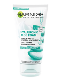 Biała tubka pianki oczyszczającej Garnier Skin Naturals Hyaluronic Aloe z plasterkami aloesu, na białym tle