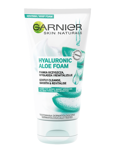 Biała tubka pianki oczyszczającej Garnier Skin Naturals Hyaluronic Aloe z plasterkami aloesu, na białym tle