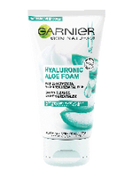 Biała tubka pianki oczyszczającej Garnier Skin Naturals Hyaluronic Aloe z plasterkami aloesu, na białym tle