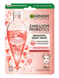 Różowe opakowanie maski w płachcie Garnier Skin Naturals z naczyniem z różowym płynem i pęcherzykami